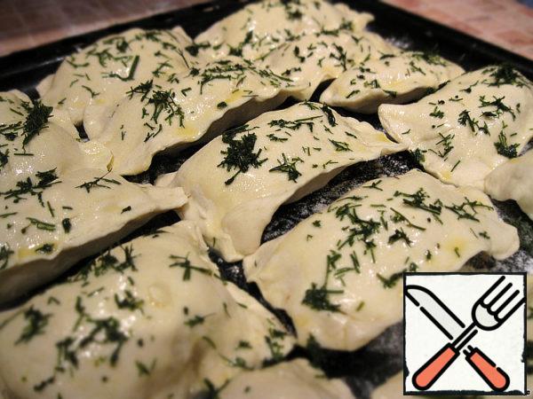 And sprinkle with herbs. I've got frozen dill. Now preheat the oven and bake pies for about 20 minutes to a beautiful Golden crust. The temperature is about 200 degrees. Very tasty! Bon appetit!