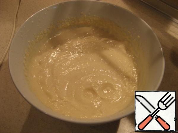 The resulting applesauce mix with sugar and egg white, should get a homogeneous mass. This mass is whipped with a mixer until it becomes thick and white. Puree is better to cool well (you can in the freezer), I did not, so the whole mass twice put in the freezer for 5 minutes.
