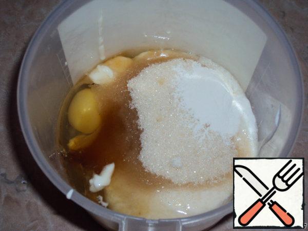 In a deep bowl put the products-eggs, sour cream, fermented baked milk, vanilla, 1/2 Cup sugar, rum or brandy. Beat with mixer.