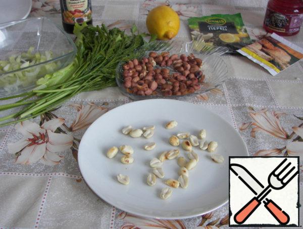 Fry the peanuts in a dry frying pan for about 5 minutes, until the husk begins to be easily removed. Don't overcooked. Peel the nuts and divide them into halves.