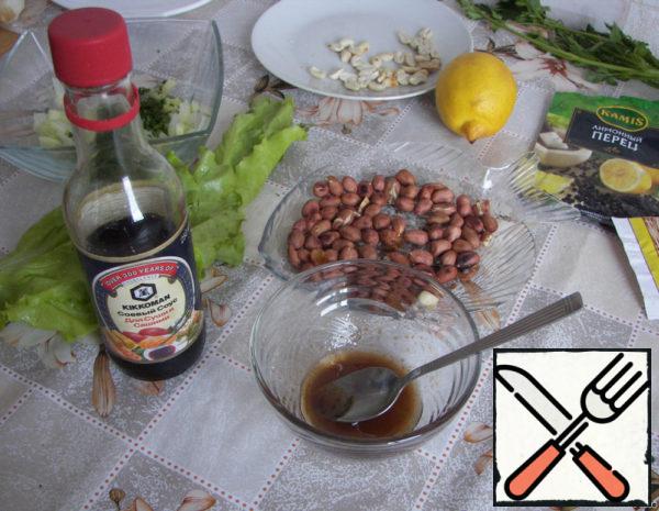 Prepare the sauce - mix vegetable oil, vinegar, soy sauce, salt in a bowl. Chop the greens.
