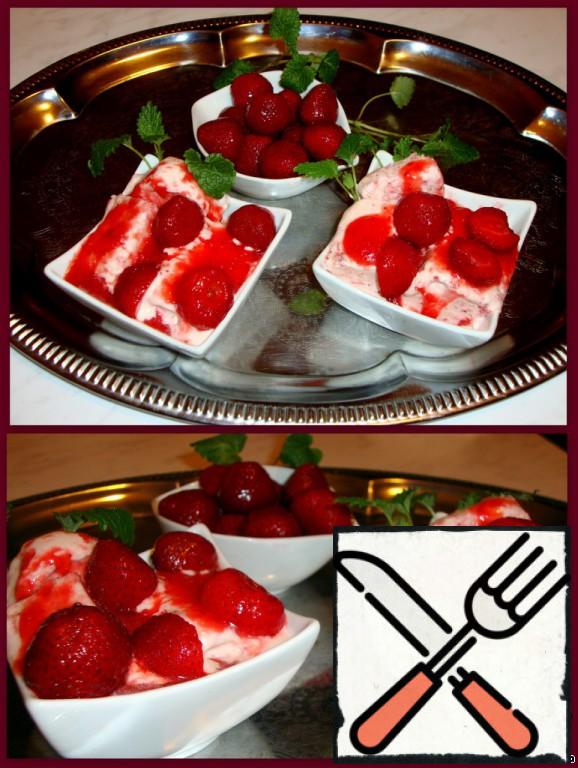 Decorate with whole strawberries and Melissa.