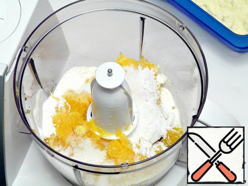 In a blender mix the pulp of two oranges (without seeds and white veins), sugar and starch.