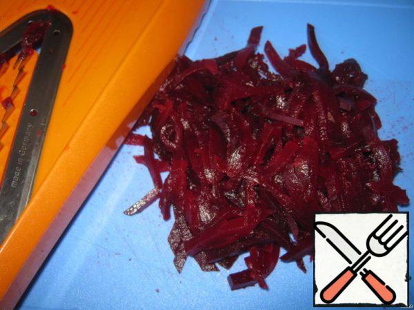 Boil beets, peel, chop or grate into thin strips.