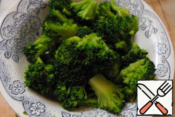 Broccoli disassemble on inflorescences (not very finely) and blanch in slightly boiling water for about 3 minutes. Who likes softer, then can be and longer. Drain and pour over with cold water to preserve the color.