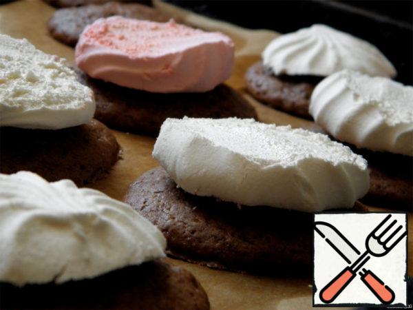 Marshmallow cut into pieces along and across as a hungry soul wishes)) Spread one piece of marshmallow on each cookie, slightly pressing the marshmallow to the liver.
Return to the oven for 3-5 minutes.