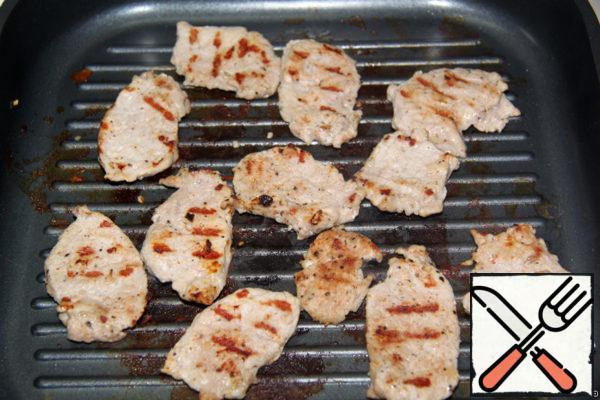 After 10 minutes, put the meat on the grilling pan and fry on both sides until cooked.