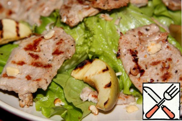 Combine salad leaves, meat and apples. Sprinkle with pine nuts on top.