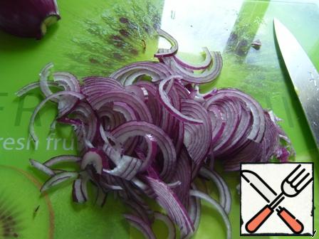 While the carrot cools, cut into half rings and blanch the red salad onions.