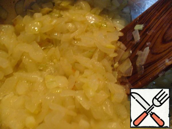 Take a pot (or saucepan) with a thick bottom, preferably. Heat the oil in it, leaving a couple of spoons for frying flour.
Fry the onion in oil, stirring it constantly. Don't let the onions burn!!! Fry the onion until it is transparent and light Golden - it will become soft and bitterness will come out of it.