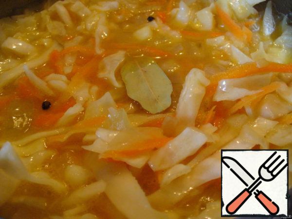 Fill the onion with water, bring to a boil, add cabbage, stir, bring back to a boil, add carrots, Bay leaf, pepper and salt to taste. Bring to a boil and cook until tender over low heat under the lid. I cooked the soup a little less than 15 minutes.