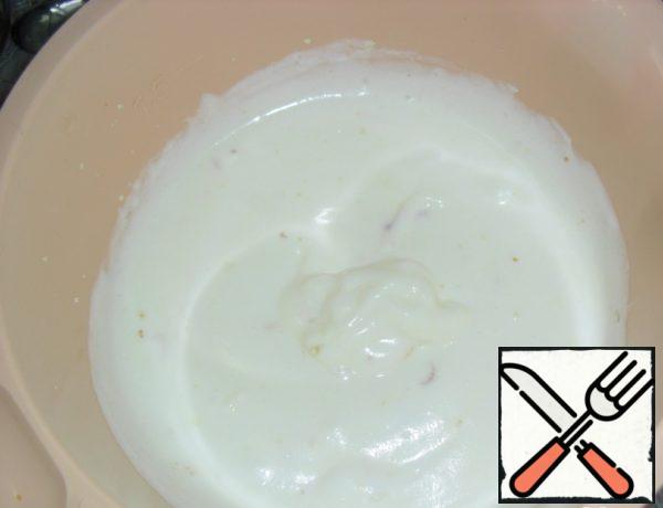 Gently connect the beaten egg whites with the yolk cream.