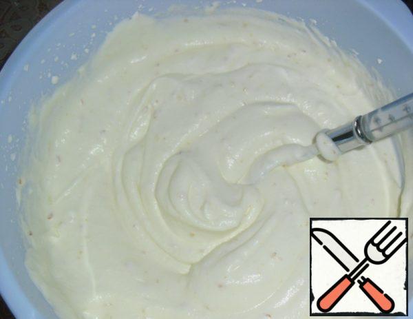 Combine the whipped cream and the yolk-protein mass.
