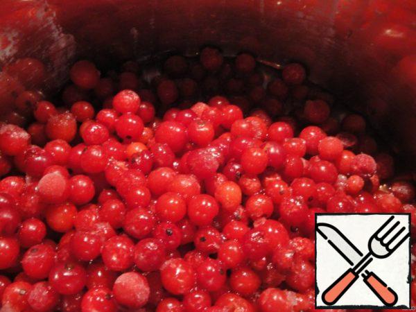 Berries to sort and rinse thoroughly. In a saucepan steam under the lid, with a little water until soft.
