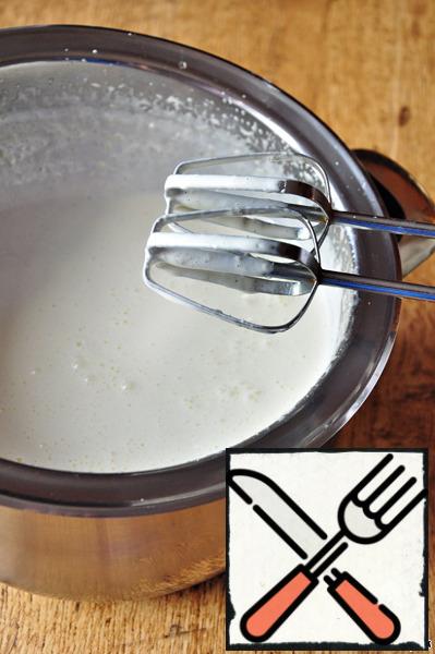 Whisk yolks in a metal bowl in a hot water bath with sugar, vanilla sugar and juice (liquor) for 5 minutes.