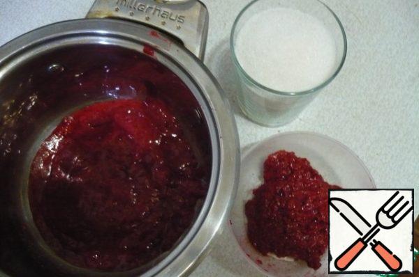 RUB raspberries through a sieve.
In puree, add sugar and boil until thick. Since we poured the juice into the gelatin, it took me 5 minutes.
Cake, not to throw, it is still useful to us.
