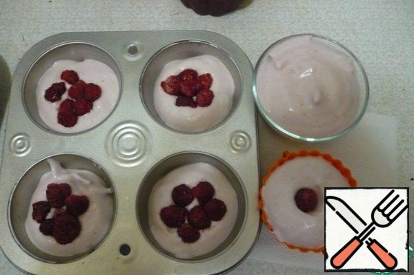 Lay jelly-like mass in molds 1/2. Put fresh raspberries and fill to the top. Decorate with raspberries.
Put in the refrigerator for 2-3 hours.
In order to remove the cakes from the mold, I put them in hot water for a few seconds.