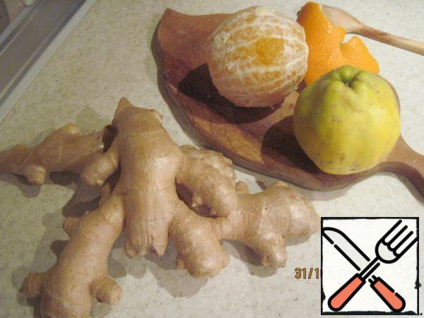 Prepare products: peel the orange, leave a small piece of the peel, peel it off, peel the ginger, cut into thin slices, peel the quince from the core and skin.