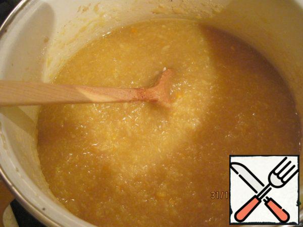 In an enameled bowl, mix water, sugar, salt, potatoes and cook over low heat for 20 minutes.
