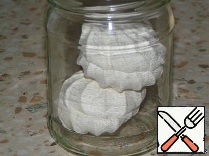 Marshmallows put in 0.5 liter jar (note that double marshmallows) and 30 seconds in the microwave.