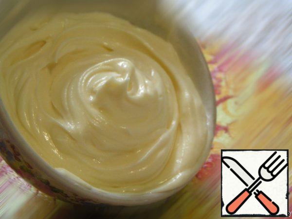 The cream holds its shape well and is suitable for rinsing and decorating cakes.