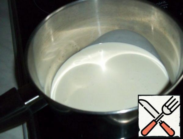 Preheat about half a serving of cream (do not bring to a boil).
