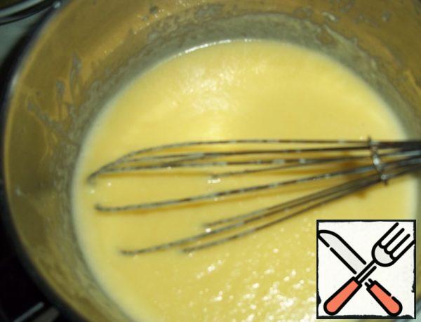 Introduce a thin trickle into the yolk mass. Everyone was beaten up.
On low heat, boil the creamy yolk mixture for about 10 minutes, until it begins to thicken (with constant stirring). Let it cool down a little.
