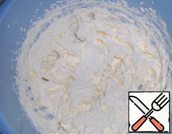Whisk the remaining cream with sour cream into a thick foam.
