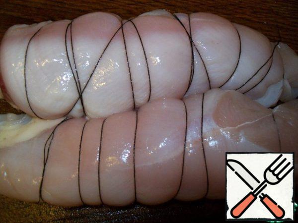 Remove the meat from the solution, dry it, wrapping it with a thread so that the fillet does not break.
