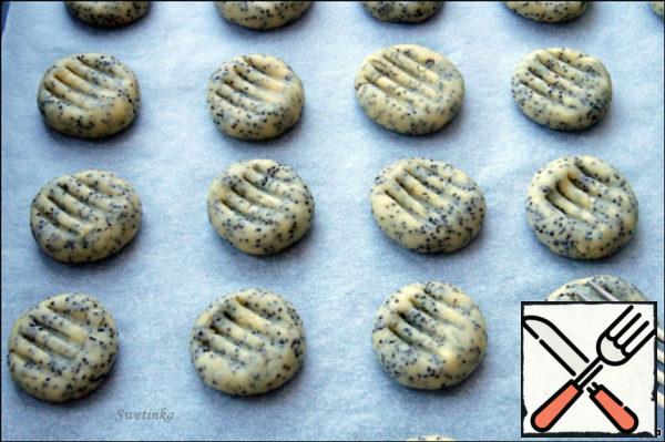 Place the baking sheets with the cookie blanks in a preheated 180 degree oven and bake for 12-15 minutes.
