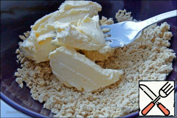 While the cookies are baked, make the cream of halva. Mix the butter with finely chopped halva and grind until smooth.