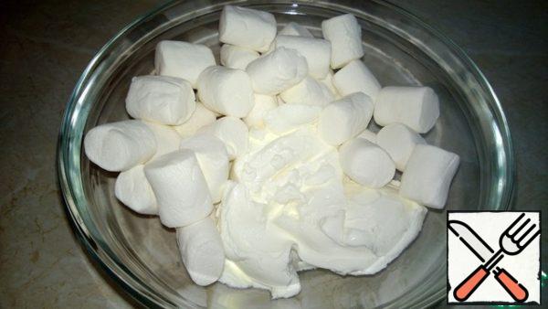 Prepare the cream.
Put 250 g of mascarpone and 200 g of white marshmallows in a glass bowl. Put it in an 800W microwave oven for 2 minutes.
