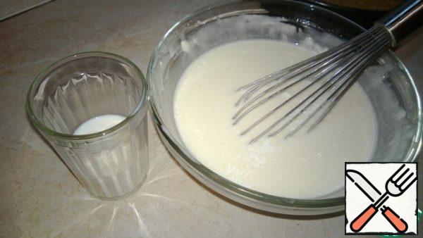 Add 150 g of milk and mix. Add 2 tsp lemon juice.
Our white cream is ready.
