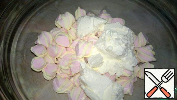 Prepare a pink cream.
Put 250 grams of mascarpone and 200 grams of pink marshmallows in a glass bowl. Put it in the microwave for 1-2 minutes. Power 800
Stir quickly with a whisk until smooth.
Add 150 g of milk and mix. Add 2 tsp lemon juice.
Our pink cream is ready.