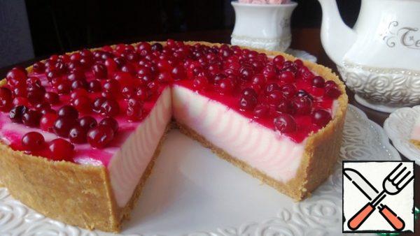 Put the Cheesecake in the fridge. Better for tonight.
Decorate with syrup and cranberry berries.