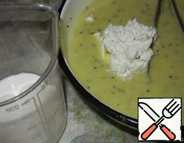 Whisk the cream well and mix it with sour cream and yogurt with the kiwi mass.
