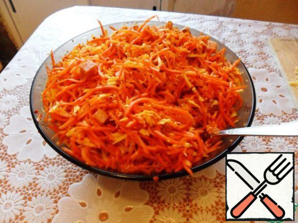 Grate the cheese on a coarse grater, cut the pork into cubes and mix everything with carrots.
