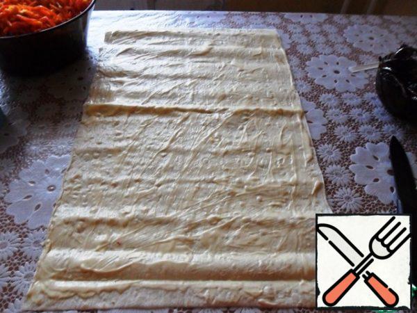 Grease the pita bread with mayonnaise. If the pita bread is long, then cut it in half, and it will turn out too thick.
