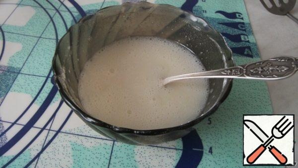 Our glaze is ready, while the buns are hot, we quickly coat them with a teaspoon.
