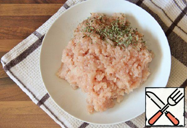 Mix the minced chicken with thyme, salt and pepper.
