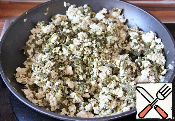 If you have fresh spinach, chop it and add it to the minced meat. If you take canned food (as I did), you need to strain the liquid well before adding it to the minced meat. Simmer for another 10 minutes.
