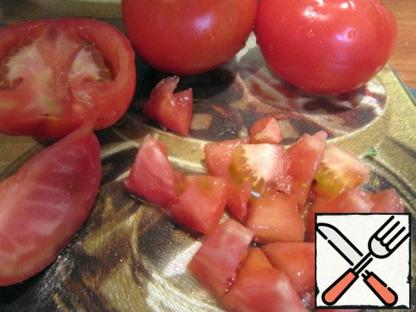 Boil the carrots and cut them into cubes, chop the tomatoes also finely. Mix with carrots.
