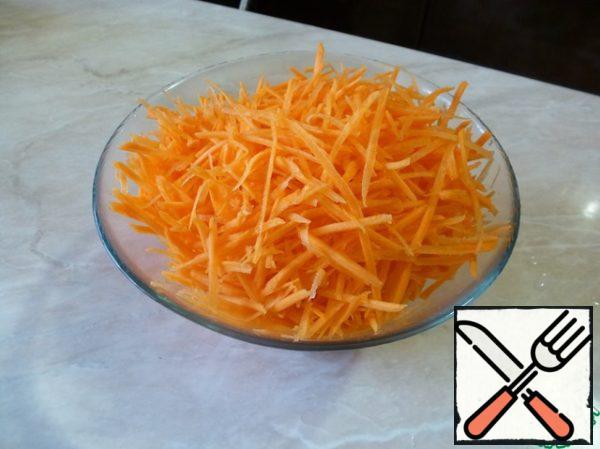 Peel the carrots and grate.