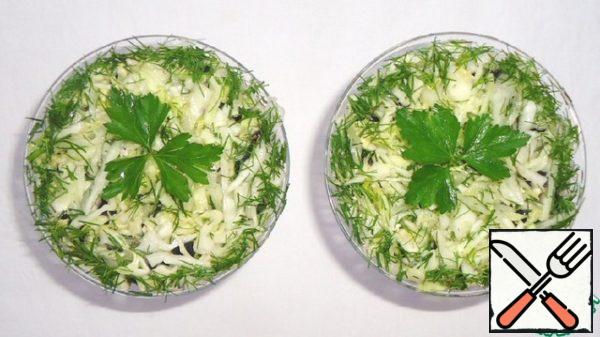 Sprinkle the salad with dill and garnish with parsley.