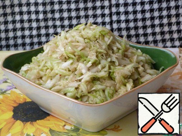 Mix cabbage, apples, ginger and season the salad.