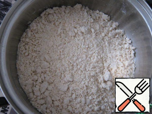 Add the ricotta and sugar, stir with your hands into the crumbs.
