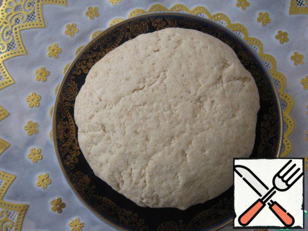 Add kefir and knead the dough.
It turns out to be plastic and does not stick to your hands.
If the dough turns out to be very steep, then add a little more kefir.
