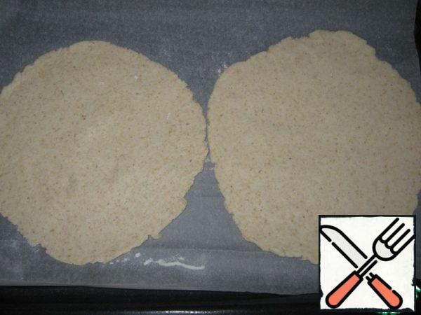Take a piece of dough and roll it out thinly (about 0.3 cm thick).
