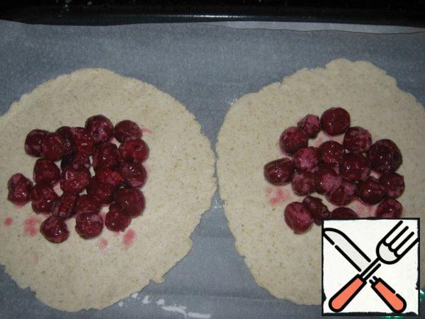 Spread the filling on the rolled cakes closer to the center, leaving room for bends, about 3-4 cm.
