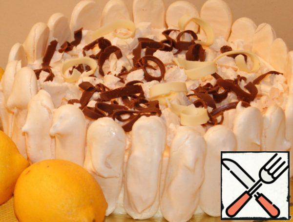 Decorate the sides with meringue sticks, crumble meringue on top and decorate with grated chocolate. Cake stored in the freezer for 5-7 minutes before serving move on the shelf of the refrigerator.